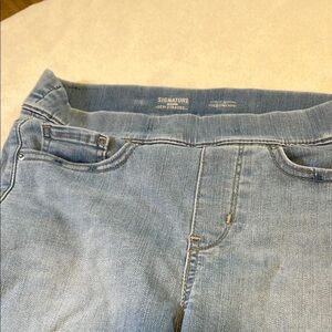 Signature Levi Strauss pull on Blue Ankle Cropped Jeans